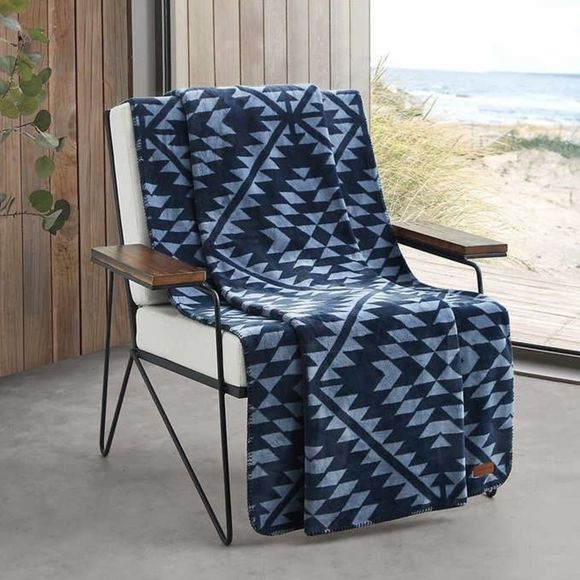 Pendleton Plush Throw. 50 in. x 70 in. (127 cm x 177 cm) - Picture 1 of 5